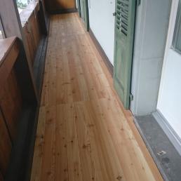 alter Balkon mit neuem Riemenboden 